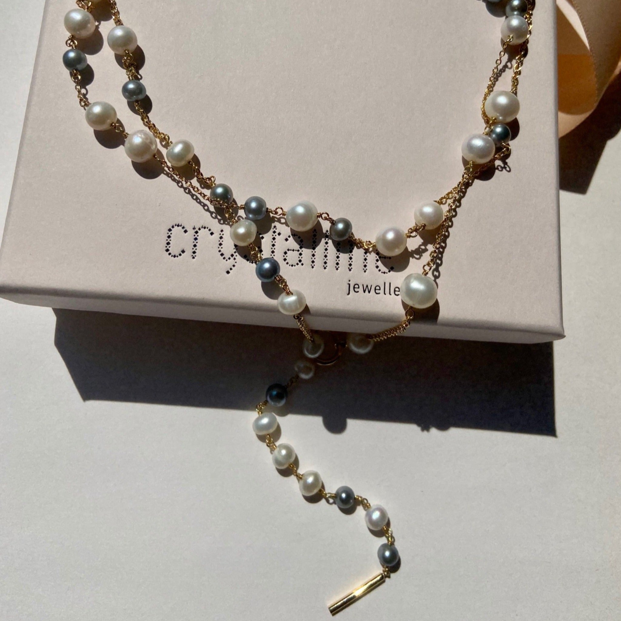 Necklace with cultured pearls